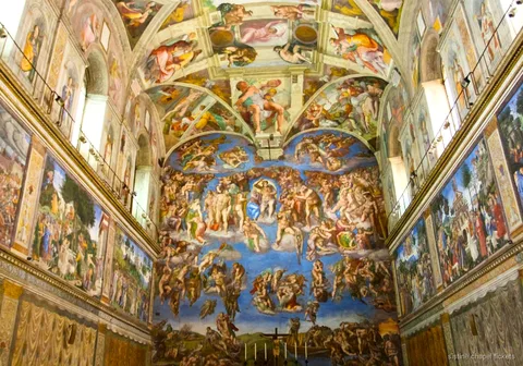 ガイド付きの夜間システィーナ礼拝堂ツアーで訪れる人の少ないギャラリー