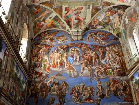Acompanhamento da equipa a ajudar visitantes na entrada sem fila dos Museus Vaticanos