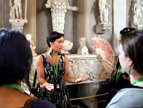 Visitantes a explorar as galerias dos Museus Vaticanos antes da Capela Sistina
