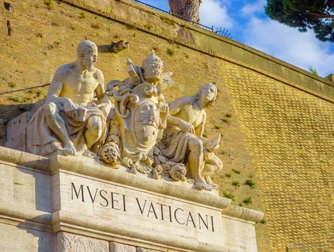 Visiteurs parcourant le musée à sens unique vers la chapelle Sixtine