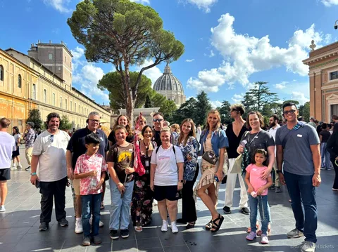 Guia a apontar afrescos na visita aos Museus Vaticanos e à Capela Sistina