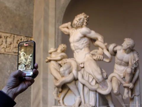Anfitrión ayudando a los visitantes en el registro de la entrada a los Museos Vaticanos