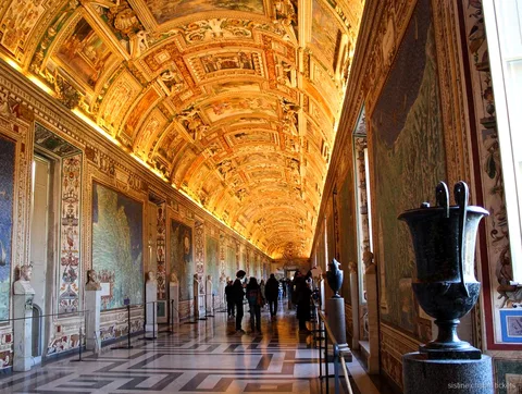 Sala de escultura del Pío-Clementino en la entrada libre a la Capilla Sixtina