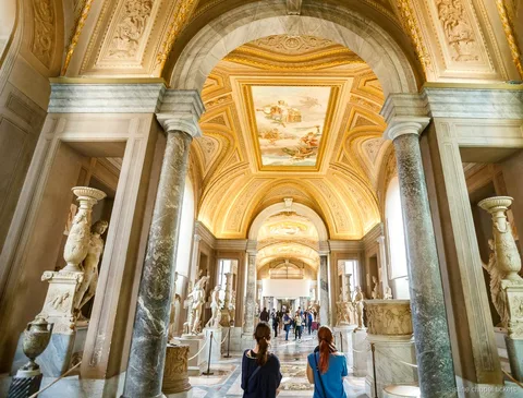 Cola de entrada a los Museos Vaticanos para las entradas a la Capilla Sixtina en Roma