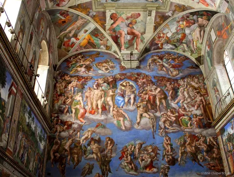 Acompañamiento del personal ayudando a los visitantes en la entrada sin colas de los Museos Vaticanos