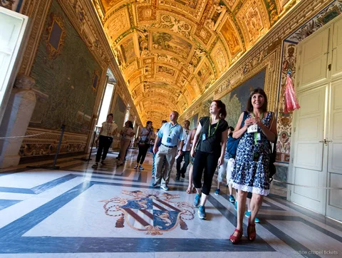 Piccolo gruppo che entra nei Musei Vaticani prima dell'orario di apertura