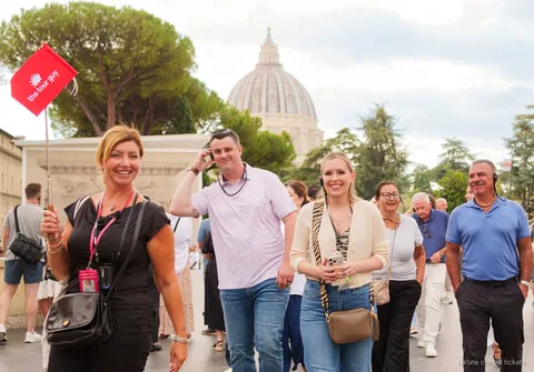 Binnenplaats van de Vaticaanse Musea bij schemering op de Sixtijnse Kapel avondtour