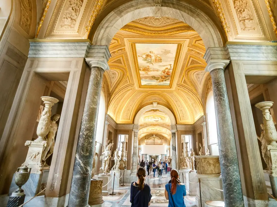Rij bij de ingang van de Vaticaanse Musea voor Sixtijnse Kapel tickets