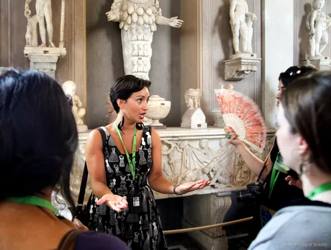 Besucher erkunden die Säle der Vatikanischen Museen vor der Sixtinischen Kapelle