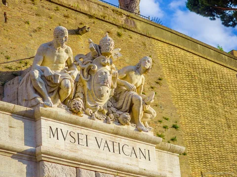 Besökare som går den enkelriktade museirutten mot Sixtinska kapellet