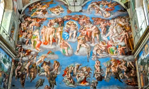 Guida che conduce un tour rapido con i punti salienti dei Musei Vaticani