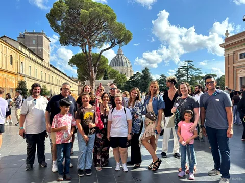 Rehber Vatikan Müzeleri ve Sistine Şapeli turunda freskoları işaret ediyor