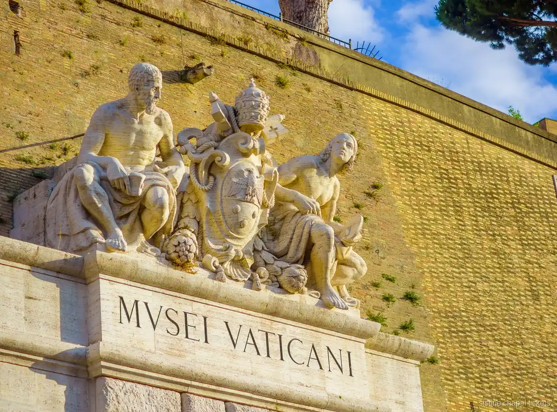 Ziyaretçiler Sistine Şapeli'ne giden tek yönlü müze rotasında yürüyor