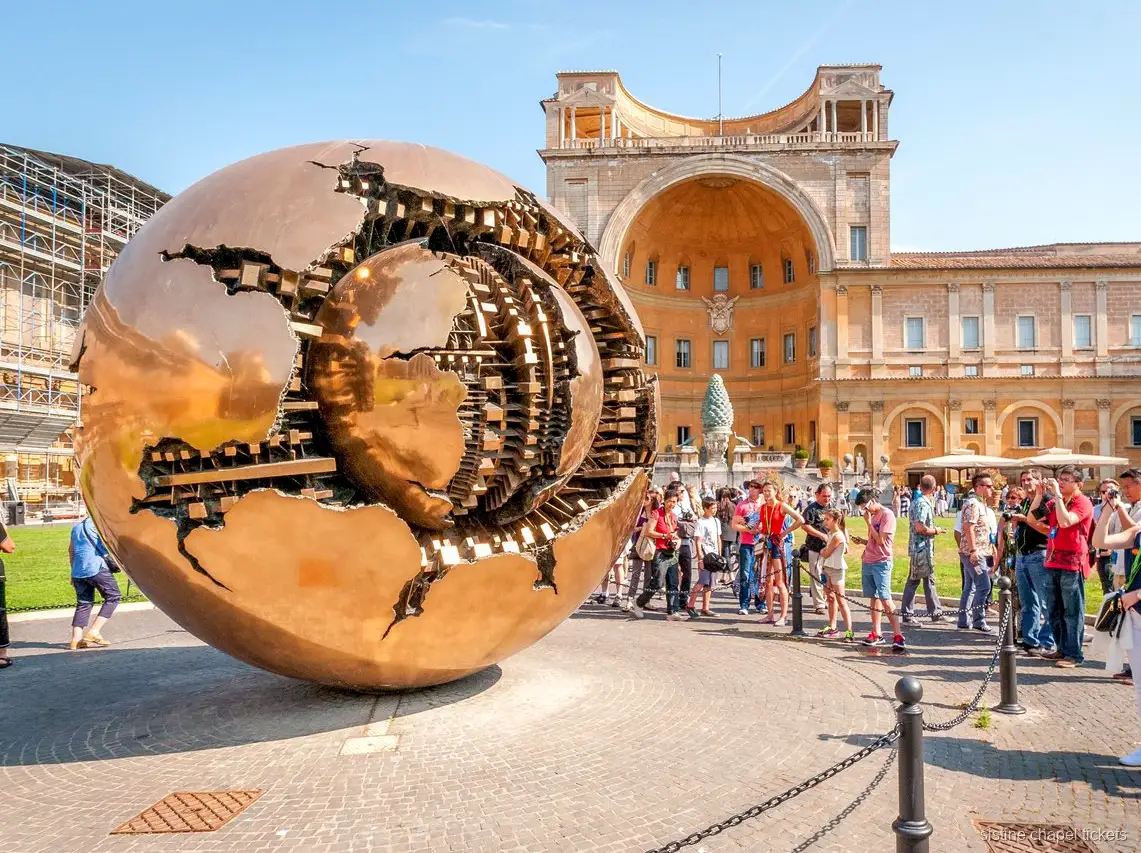 Sistine Şapeli yolundaki freskolu Haritalar Galerisi koridoru