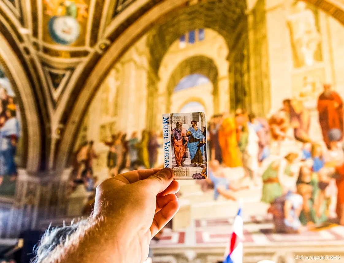Vatikan Sistine Şapeli biletinde telefon sesli rehber uygulamasını kullanan ziyaretçi