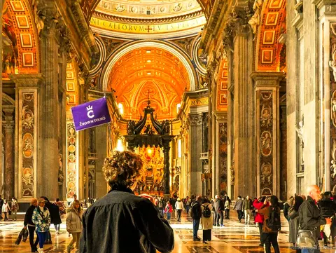 Guía llevando a un grupo reducido en una visita a los Museos Vaticanos y la Capilla Sixtina