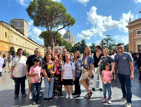 Guida che mostra gli affreschi durante il tour dei Musei Vaticani e della Cappella Sistina