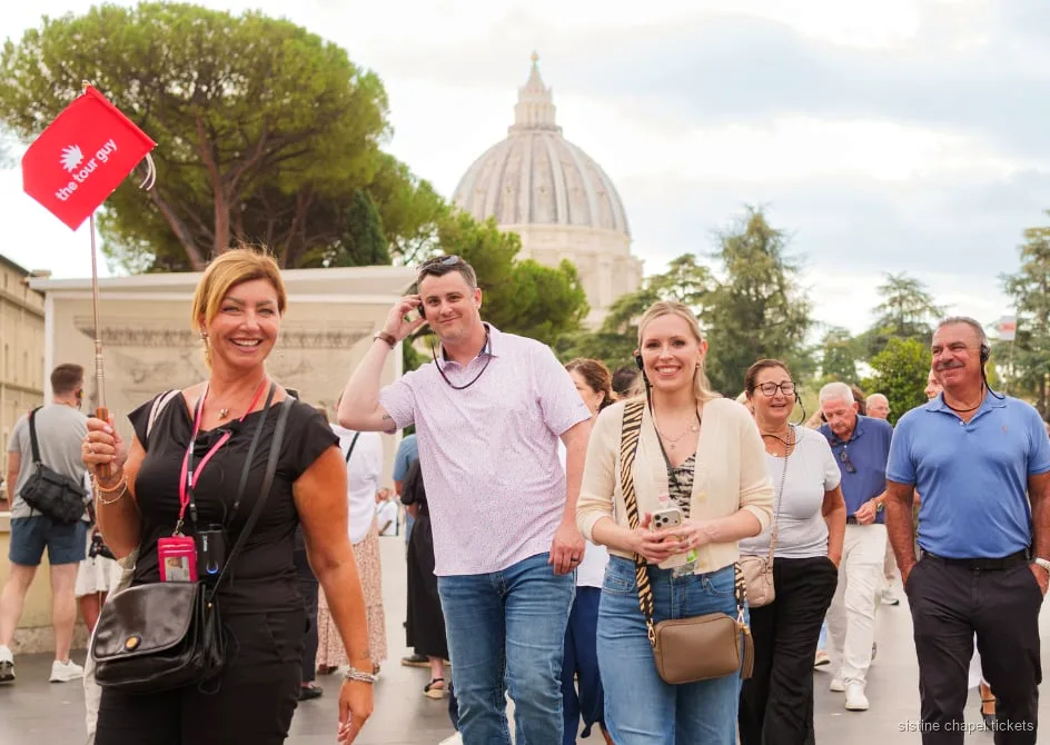 Patio de los Museos Vaticanos al anochecer en la visita nocturna a la Capilla Sixtina