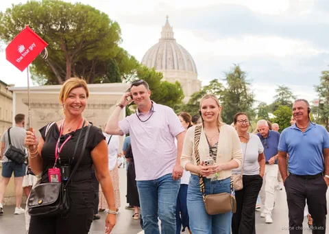 Cortile dei Musei Vaticani al tramonto durante la visita serale alla Cappella Sistina